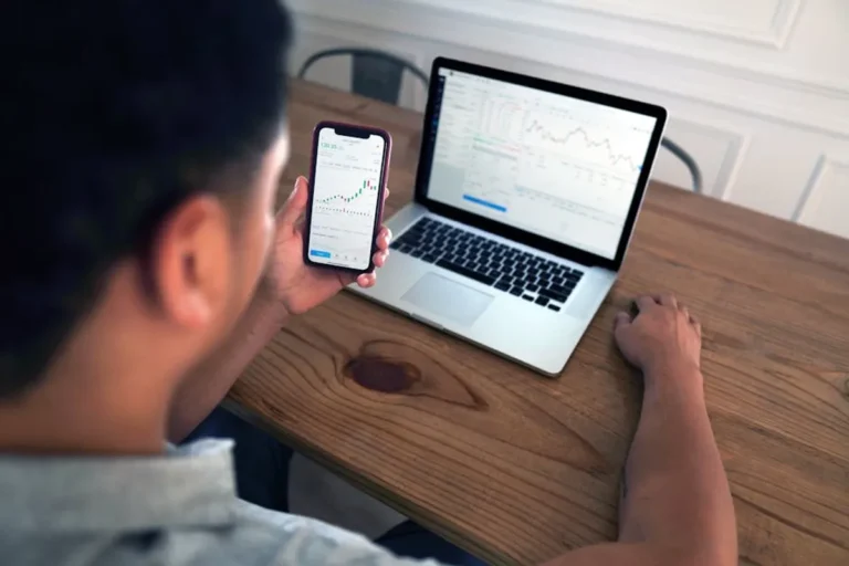 Coinbase Stock: Price Drivers, Risks, and Market Outlook